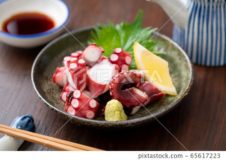 章魚刺身切成薄片 65617223