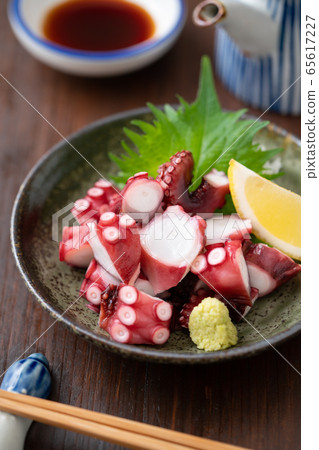 Octopus sashimi cut into pieces 65617227