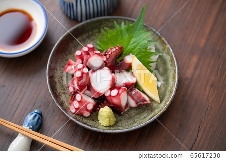 章魚刺身切成薄片 65617230