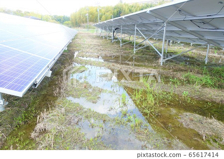 Solar power plant with rain - Stock Photo [65617414] - PIXTA