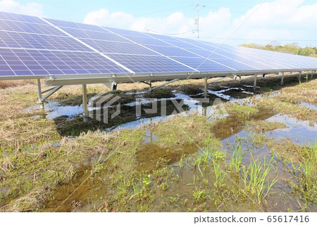 Solar power plant with rain - Stock Photo [65617416] - PIXTA
