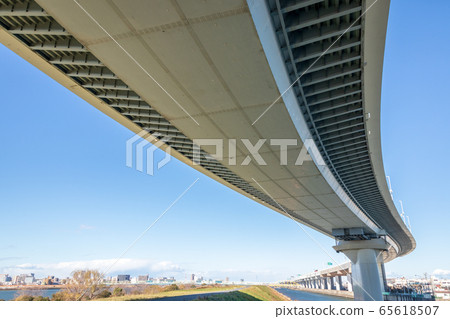 Looking up at the Katsushika Herb Bridge from the Shuto Expressway Central Loop Line 65618507