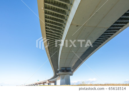 Looking up at the Katsushika Herb Bridge from the Shuto Expressway Central Loop Line 65618514