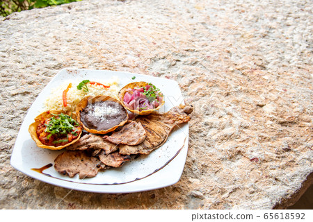 Mexican cuisine Chichen Itza restaurant Chocolate sauce with sauce Taco and meat dishes 65618592