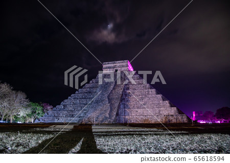 Mexico Chichen Itza Ruins Illuminated Night Show Mexico Chichen Itza Ruins Illuminated Night Show 65618594