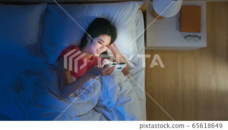 woman watch video on smartphone 65618649