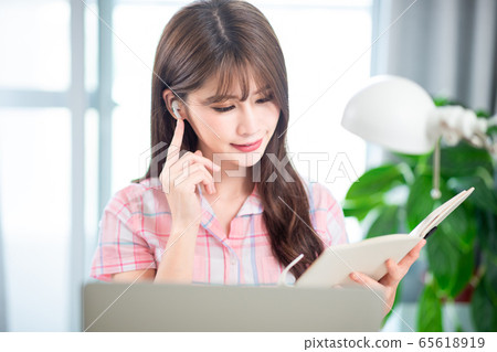 student using laptop at home 65618919