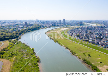 松戶市附近下游的江戶川鳥瞰圖 65618932