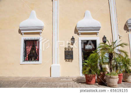 Mexico colorful street corner of Valladoli 65619135