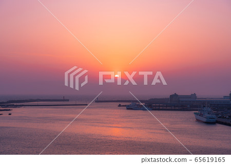 Diamond Fuji seen from the Miura Peninsula (from Jogashima Bridge in Kanagawa Prefecture) 65619165