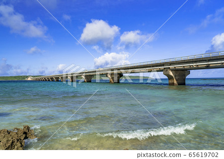 The beautiful sea of Miyakojima 65619702