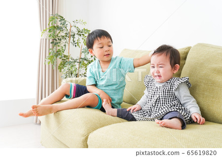 男孩安慰一個哭泣的朋友 男孩安慰一個哭泣的朋友 65619820