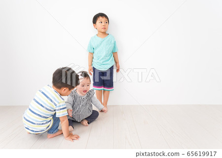 Have fun at home and play with children 65619917