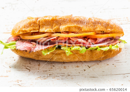 Pastrami sandwich with salted beef 65620014