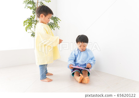Kindergarten boys have fun playing 65620122