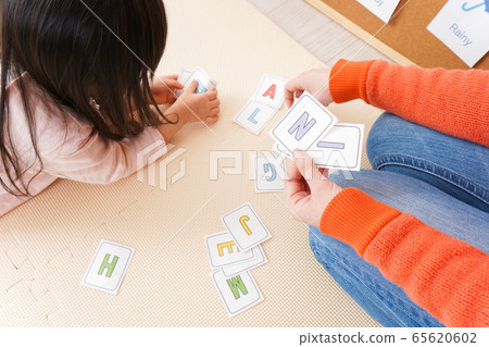 一些英語老師和當地老師一起學習很有趣。 65620602