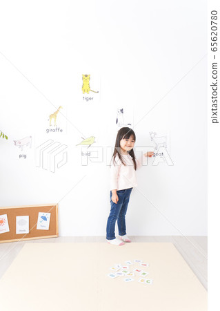 一些孩子在教室裡學習英語很有趣 65620780