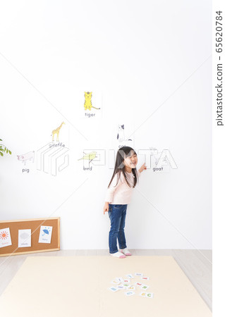 一些孩子在教室裡學習英語很有趣 65620784