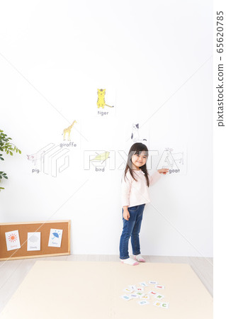 一些孩子在教室裡學習英語很有趣 一些孩子在教室裡學習英語很有趣 65620785