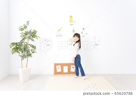 一些孩子在教室裡學習英語很有趣 一些孩子在教室裡學習英語很有趣 65620786