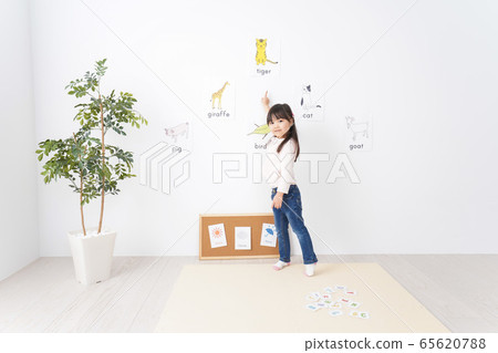 一些孩子在教室裡學習英語很有趣 一些孩子在教室裡學習英語很有趣 65620788