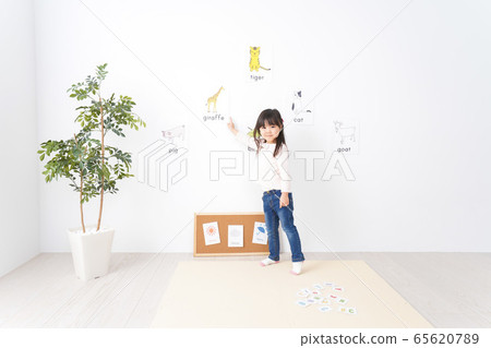 一些孩子在教室裡學習英語很有趣 一些孩子在教室裡學習英語很有趣 65620789