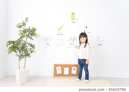 Some children have fun learning English in the classroom 65620790