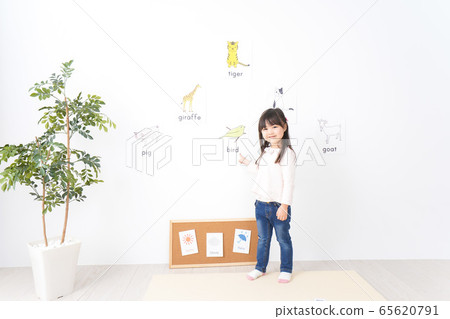 Some children have fun learning English in the classroom 65620791