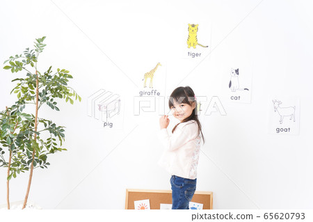 Some children have fun learning English in the classroom 65620793