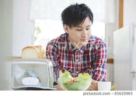 年輕男子烤麵包 65620965