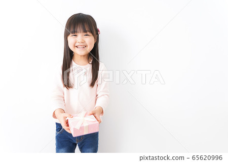 女孩微笑著傳遞禮物 65620996