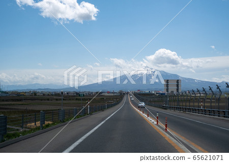 Tsugaru Expressway to Mt. Iwaki Tsugaru Expressway to Mt. Iwaki 65621071