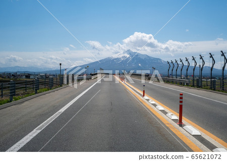 Tsugaru Expressway to Mt. Iwaki 65621072