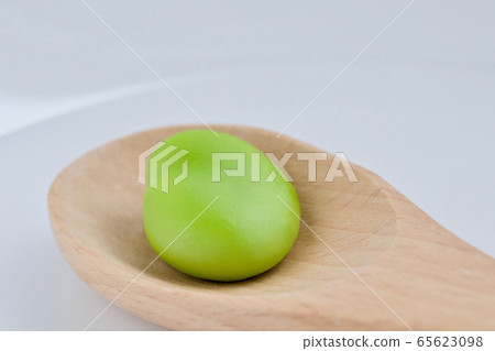 Broad beans peeled beans immediately after harvest Broad beans peeled beans immediately after harvest 65623098