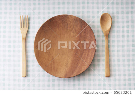 Acacia plate and bamboo cutlery Acacia plate and bamboo cutlery 65623201