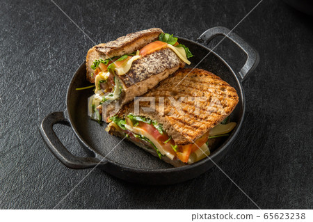 Herb grill of the chicken Herb grill of the chicken 65623238