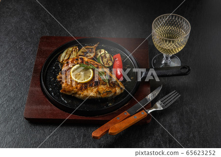 Herb grill of the chicken 65623252