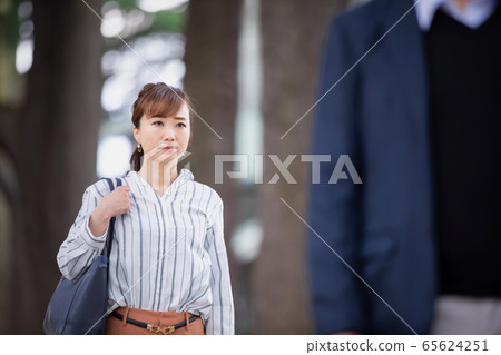 Plainclothes police officer chasing the criminal Plainclothes police officer chasing the criminal 65624251