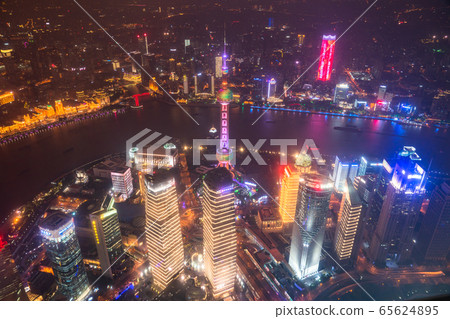 << Shanghai >> Night view of downtown Shanghai, the center of the Chinese economy << Shanghai >> Night view of downtown Shanghai, the center of the Chinese economy 65624895
