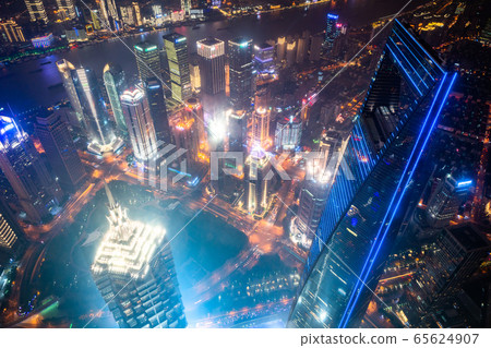 << Shanghai >> Night view of downtown Shanghai, the center of the Chinese economy << Shanghai >> Night view of downtown Shanghai, the center of the Chinese economy 65624907