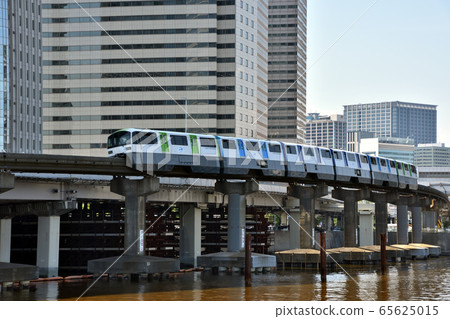東京單軌電車在Tennozu Isle附近運行 東京單軌電車在Tennozu Isle附近運行 65625015