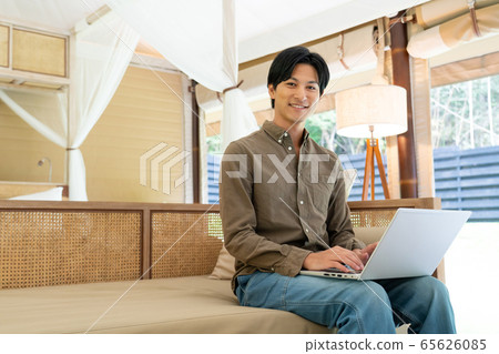 年輕人計算機遠程辦公 65626085