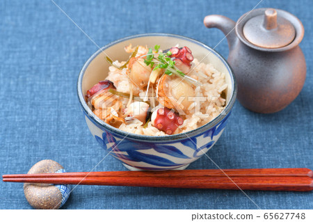 Baked scallops, octopus and chopped Hidaka kelp, cooked seafood rice. 65627748