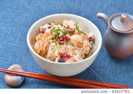 烤扇貝，章魚和切碎的日高海帶，煮熟的海鮮飯。 65627761