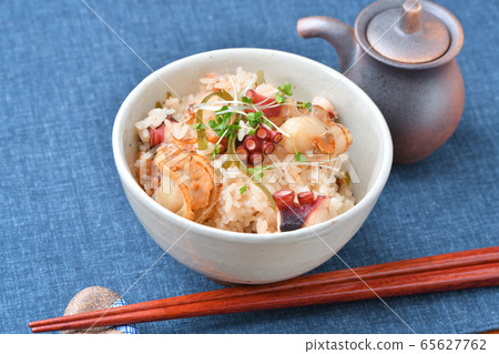 Baked scallops, octopus and chopped Hidaka kelp, cooked seafood rice. 65627762