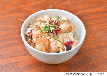 Baked scallops, octopus and chopped Hidaka kelp, cooked seafood rice. 65627764