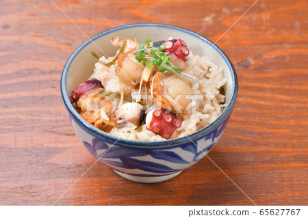 Baked scallops, octopus and chopped Hidaka kelp, cooked seafood rice. 65627767