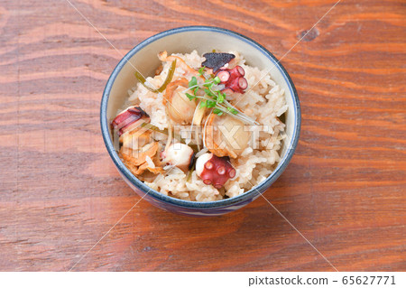 Baked scallops, octopus and chopped Hidaka kelp, cooked seafood rice. Baked scallops, octopus and chopped Hidaka kelp, cooked seafood rice. 65627771