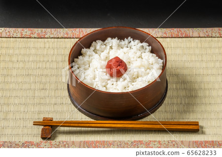 Japanese style famous lunch box (bento) 65628233