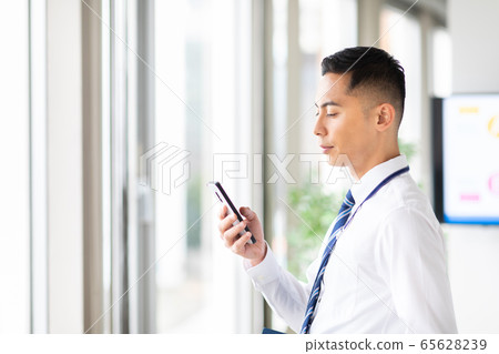 A smartphone and a man 65628239